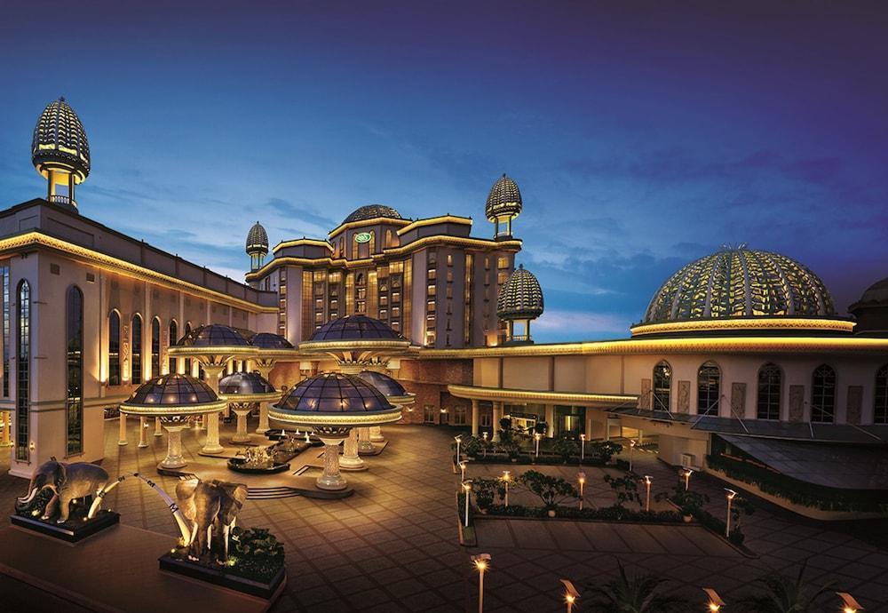 Sunway Resort Hotel Petaling Jaya Exteriör bild The Palace of the Golden Horses