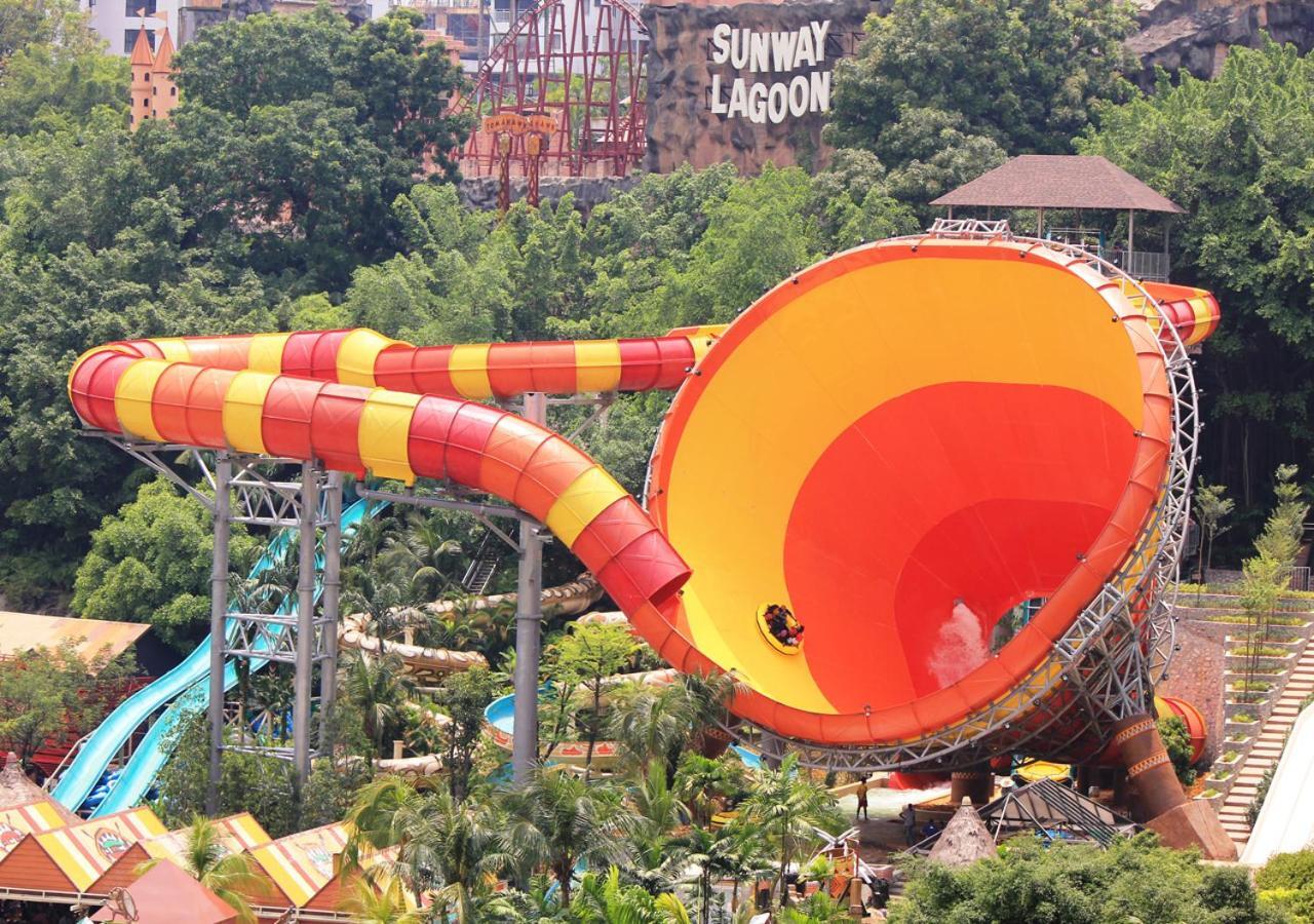 Sunway Resort Hotel Petaling Jaya Exteriör bild The Tornado slide
