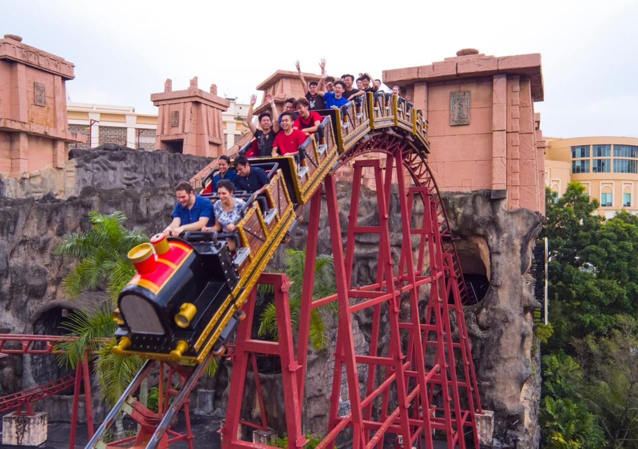 Sunway Resort Hotel Petaling Jaya Exteriör bild The Dragon roller coaster