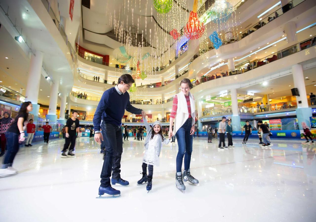Sunway Resort Hotel Petaling Jaya Exteriör bild Ice rink at the mall